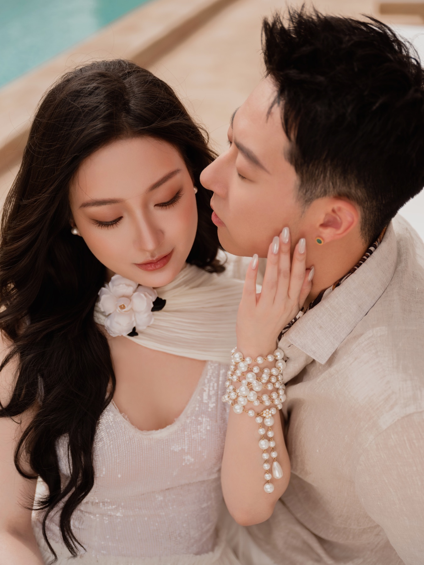 江也飞与罗可的象牙色婚纱照